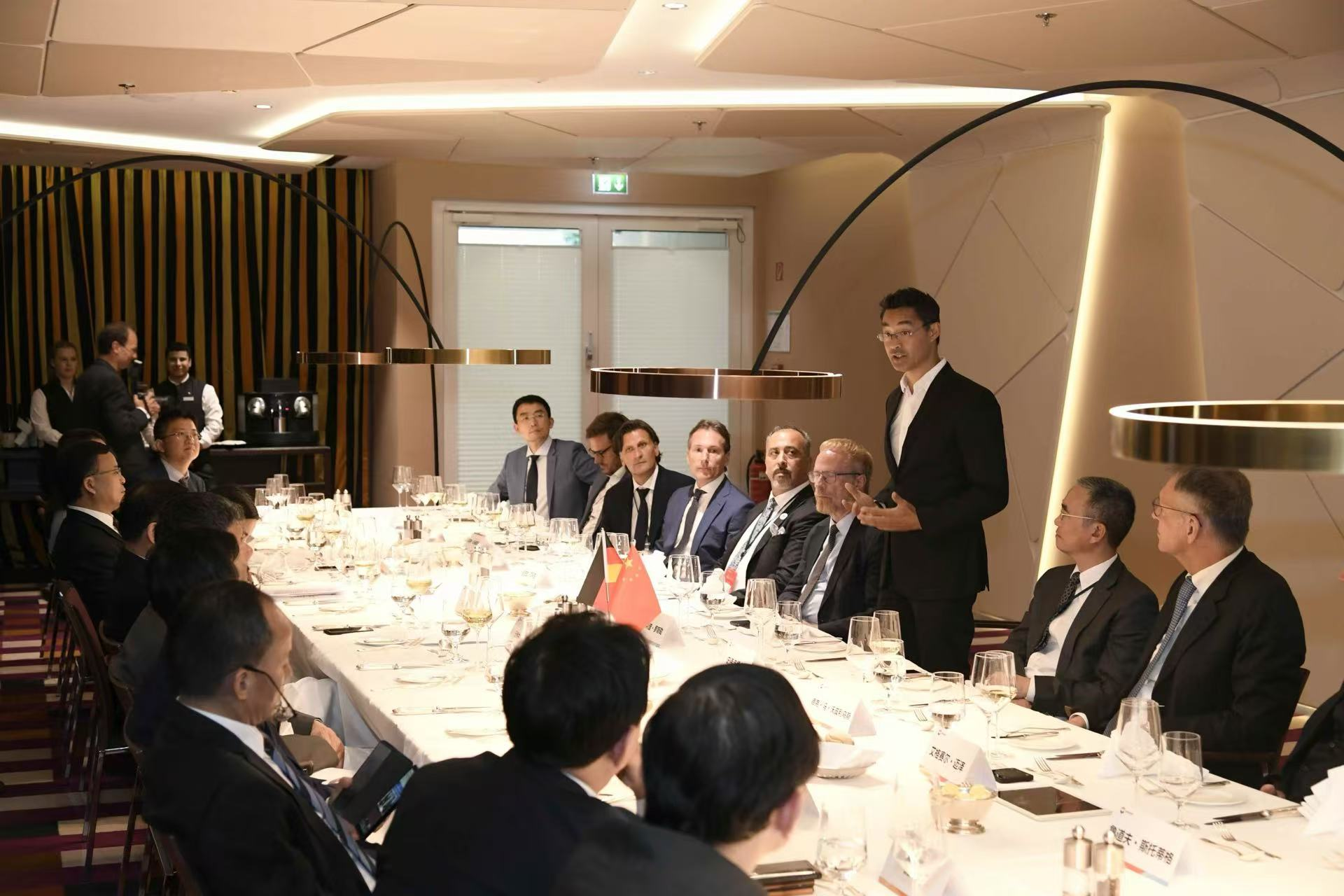  2019年，锐傲在慕尼黑协办中德经济合作论坛， 德国副总理Philipp Rosler和广东省省长王伟中与会