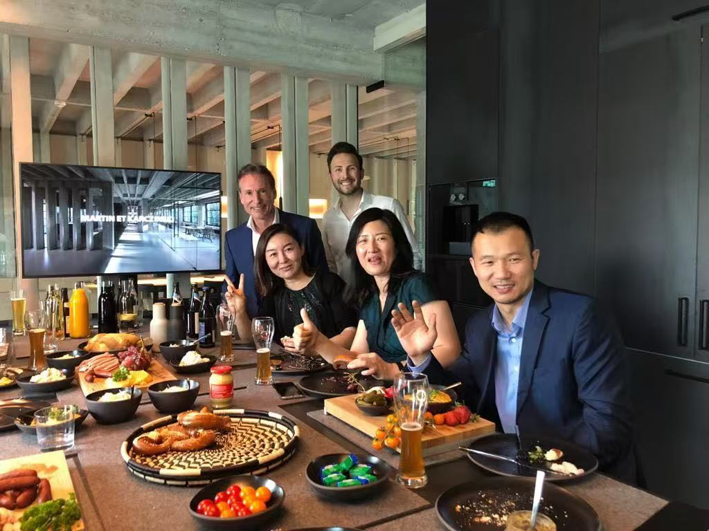  2018年，锐傲团队同德国品牌设计公司M&K在柏林 就国际奢侈品包装交流